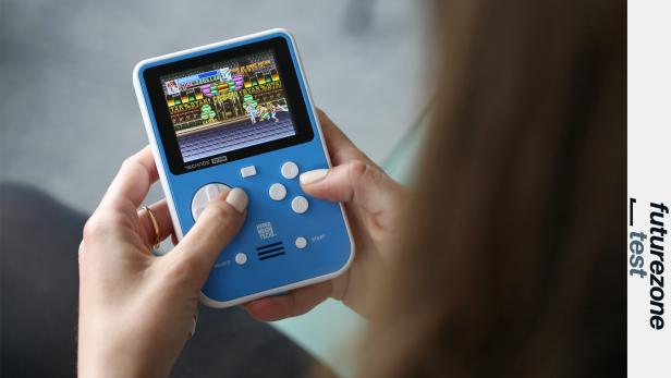 Frau spielt mit Gaming-Handheld Blaze Super Pocket