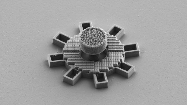 Zahnräder werden mit dem dünnen Optik-Material auf einem Silizium-Chip hergestellt.