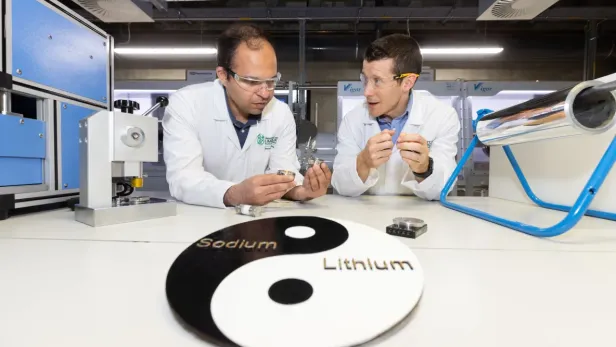 Syed Abdul Ahad und Hugh Geaneyuntersuchen die Bestandteile der neuen Batterie. 