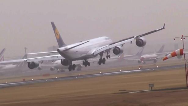 Lufthansa A340 landet so hart, dass sich der Rumpf verbiegt