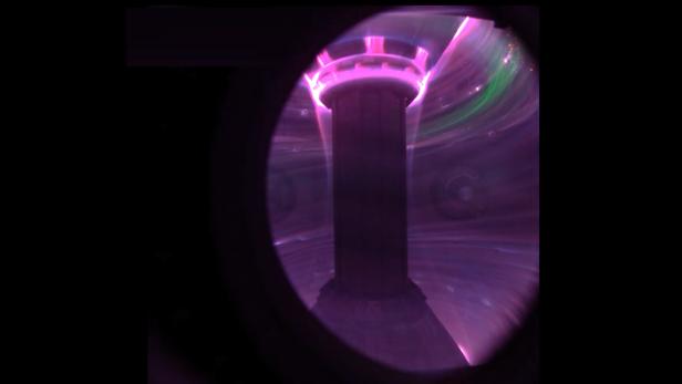 Erstmals buntes Plasma in Fusionsreaktor gefilmt