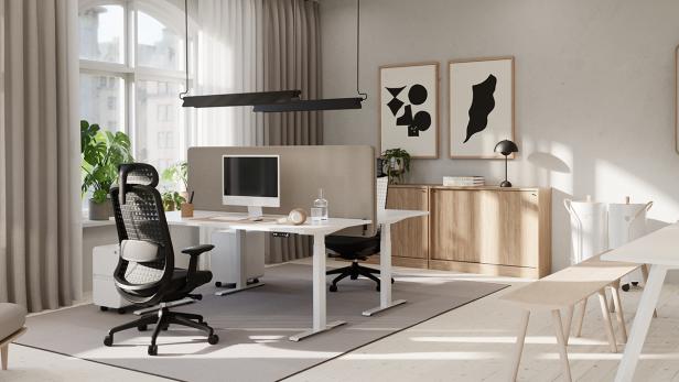 Modernes Büro mit einem Schreibtisch, einem Stuhl und einem Computer.