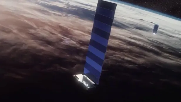 2 Starlink Satelliten im Orbit.