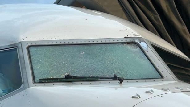 Die zertrümmerte Cockpit-Scheibe nach der Kollision