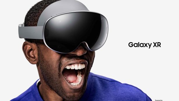 Eine Person trägt das neue Samsung Galaxy XR Headset, das mit Android XR betrieben wird und für immersive Mixed-Reality-Anwendungen entwickelt wurde.