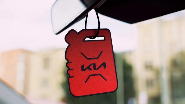 Der KIA Duftspender riecht nach Benzin und Autowerkstatt