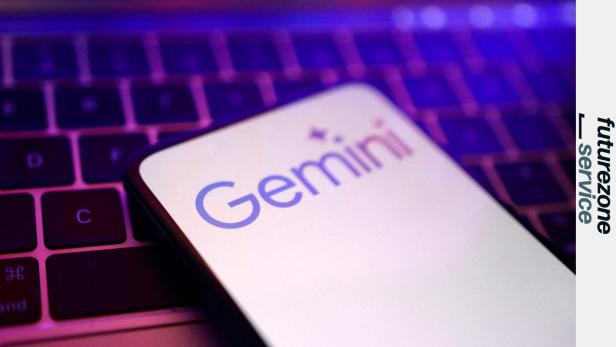 Ein Smartphone mit dem Gemini-Logo liegt auf einer Laptop-Tastatur.