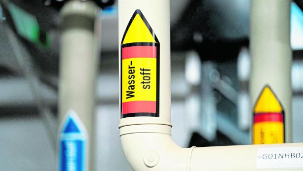 : Auf Rohren einer Wasserstofferzeugungsanlage ist ein Aufkleber mit der Aufschrift "Wasserstoff" angebracht
