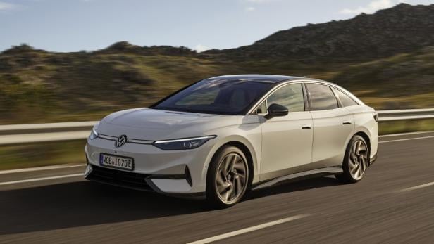 Der VW ID.7 fährt auf einer Straße