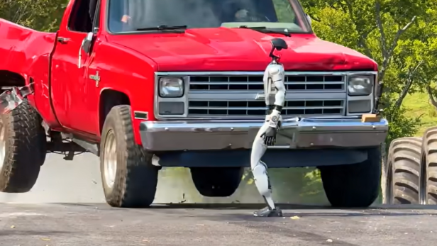 Roter Truck überfährt Roboter 