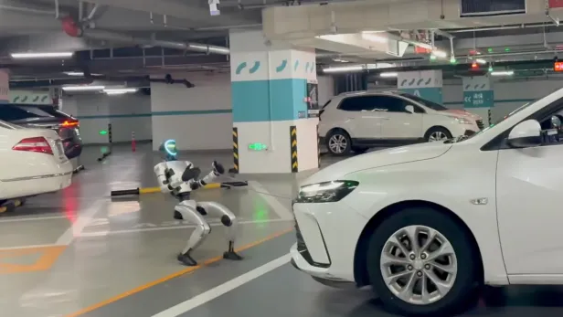 zu sehen ist der G1 in einem Parkhaus während er ein Auto zieht 