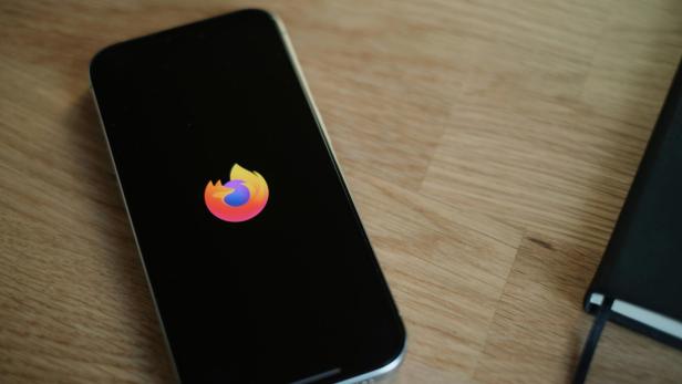 Ein Smartphone mit Firefox Logo 