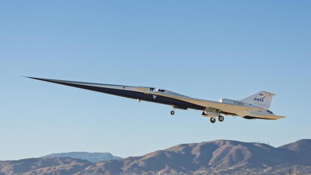 Der Überschalljet X-59 der NASA hebt bei seinem ersten Testflug über der kalifornischen Wüste ab.