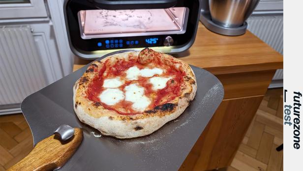 Neapolitanische Pizza vor dem Ooni-Volt-2-Pizzaofen