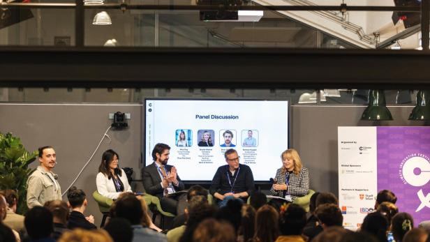 Jury des ClimateLaunchpad auf der Bühne
