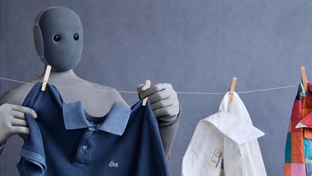 Haushaltsroboter Neo beim Wäschaufhängen (gestellt).