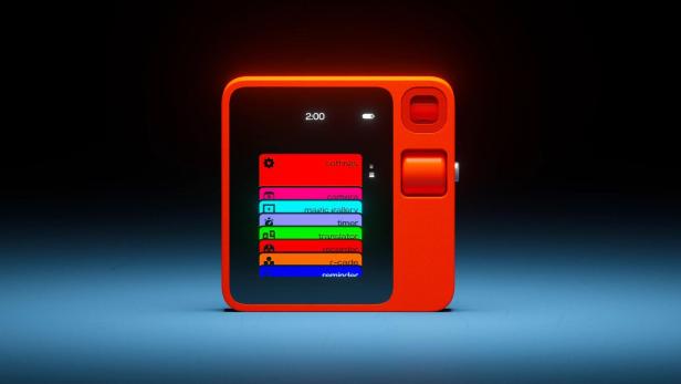 ein fast quadratisches oranges Gerät mit senkrechtem Bildschirm