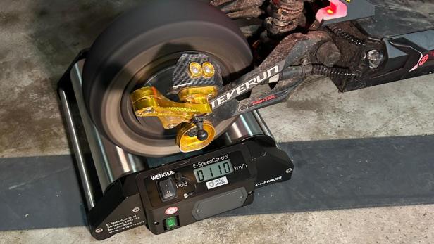 ein e-Roller auf einem Rollenprüfstand