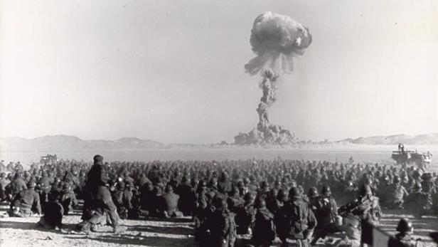 Soldaten beobachten einen Atomtest im Jahr 1951.