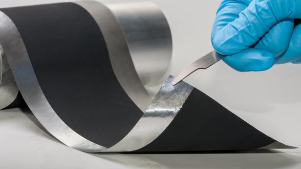 Batterieelektroden lassen sich auch im Rolle-zu-Rolle-Verfahren herstellen.