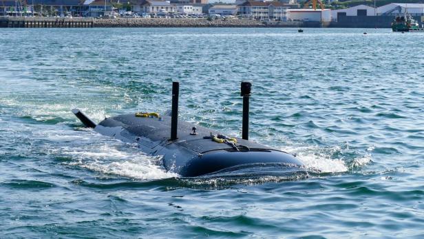 Die Unterwasserdrohne an der Wasseroberfläche