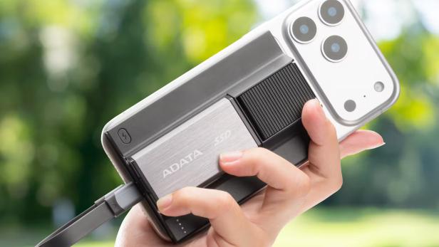 Adata SR800 auf einem Handy