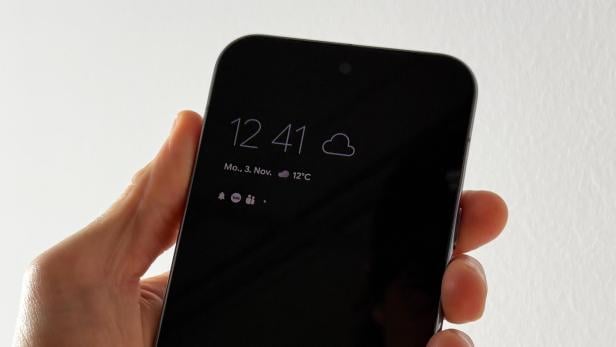 Android-Smartphone mit aktiviertem Always-On-Display