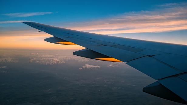 Eine Tragfläche eines Flugzeugs im Flug