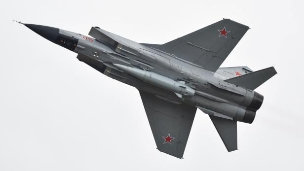 Eine russische MiG-31K trägt eine Hyperschallrakete unter dem Rumpf, wie sie als Trägerplattform für neue Marschflugkörper wie Skyfall dienen könnte.