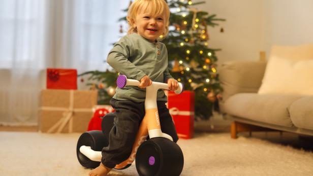 Kleinkind auf einem Woom Bike 