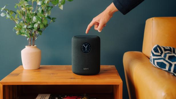 Wiim Smart Speaker jemand drückt drauf 
