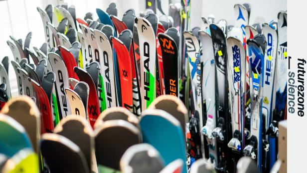 Viele gebrauchte Ski verschiedener Marken stehen dicht nebeneinander in einem Raum.