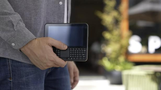 Mann hält Mini-PC OmniOne in der Hand