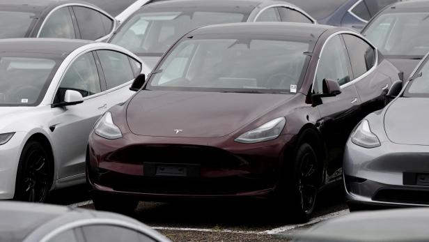 Tesla-Auto neben anderen Tesla-Autos geparkt