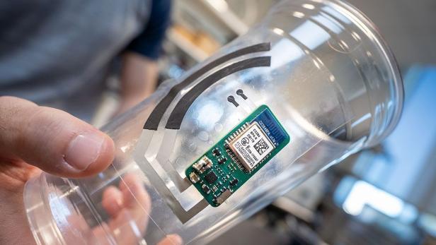 durchsichtiger Plastikbecher mit dem Sensor-Sticker