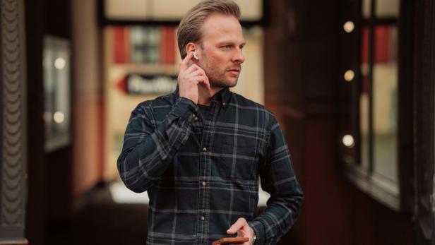 Ein Mann mit Airpods in den Ohren 