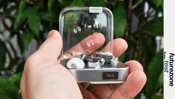 Das prominente Feature der Nothing Ear (3) ist der Talk-Knopf an der Hülle.