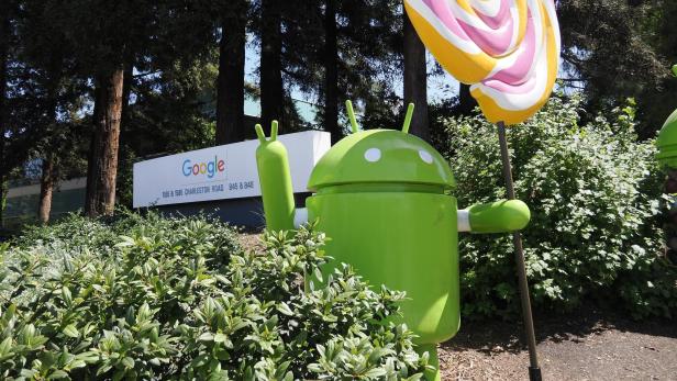 das Android-Maskottchen mit einem Lollipop zwischen Hecken