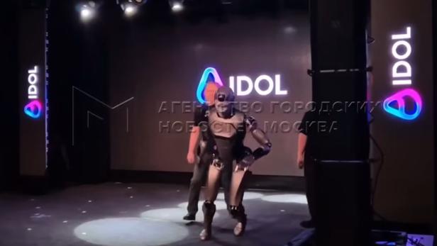 Roboter auf der Bühne gerät ins Stolpern