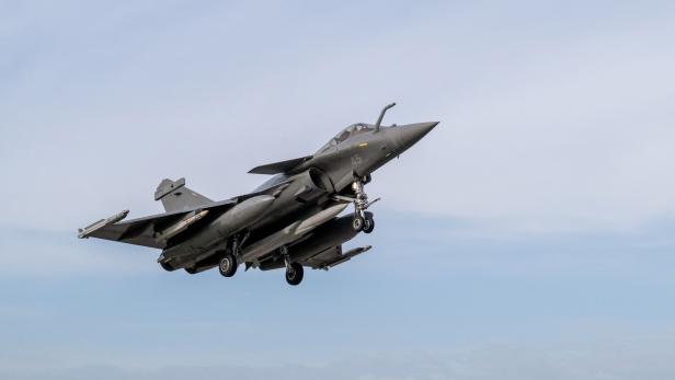 Eine französische Rafale M der Marinefliegerstaffel startet mit der atomwaffentauglichen Überschallrakete ASMPA-R unter dem Rumpf.