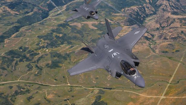 F-35A (Symbolbild) fliegt über eine grüne Landschaft