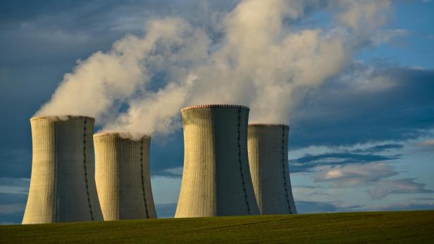 4 Kühltürme eines Atomkraftwerks 