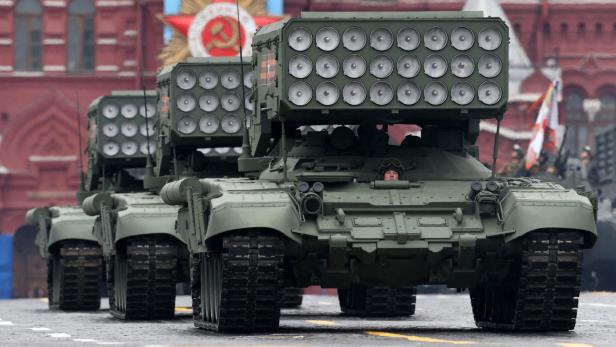 TOS-1A bei einer Militärparade