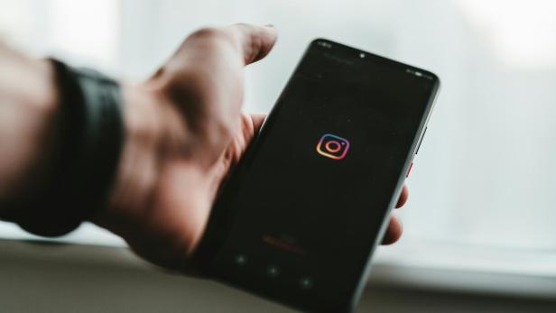 Ein Smartphone mit geöffneter Instagram App 