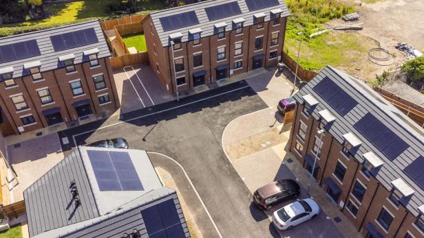 3 Hochhäuser mit Photovoltaikanlagen 