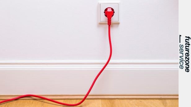 Ein Kabel steckt in einer Steckdose