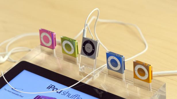 Mehrere iPod-Shuffle-Geräte in einem Apple-Store ausgestellt
