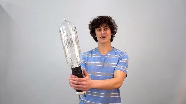 Eine 30.000-Watt-Glühbirne ist ein ganz schöner Brocken.