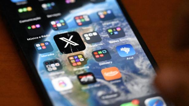 Symbolbild: Die X-App auf dem Bildschirm eines Smartphones