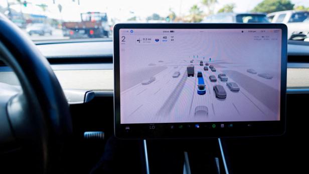 Das Cockpit eines Tesla-Autos